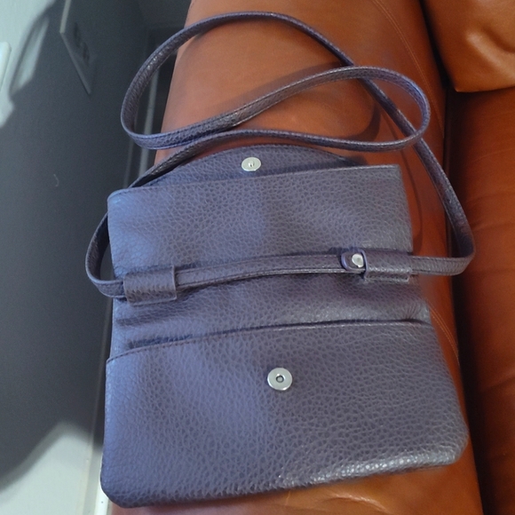 Signature weekend Leather sling bag - Picture 5 of 14